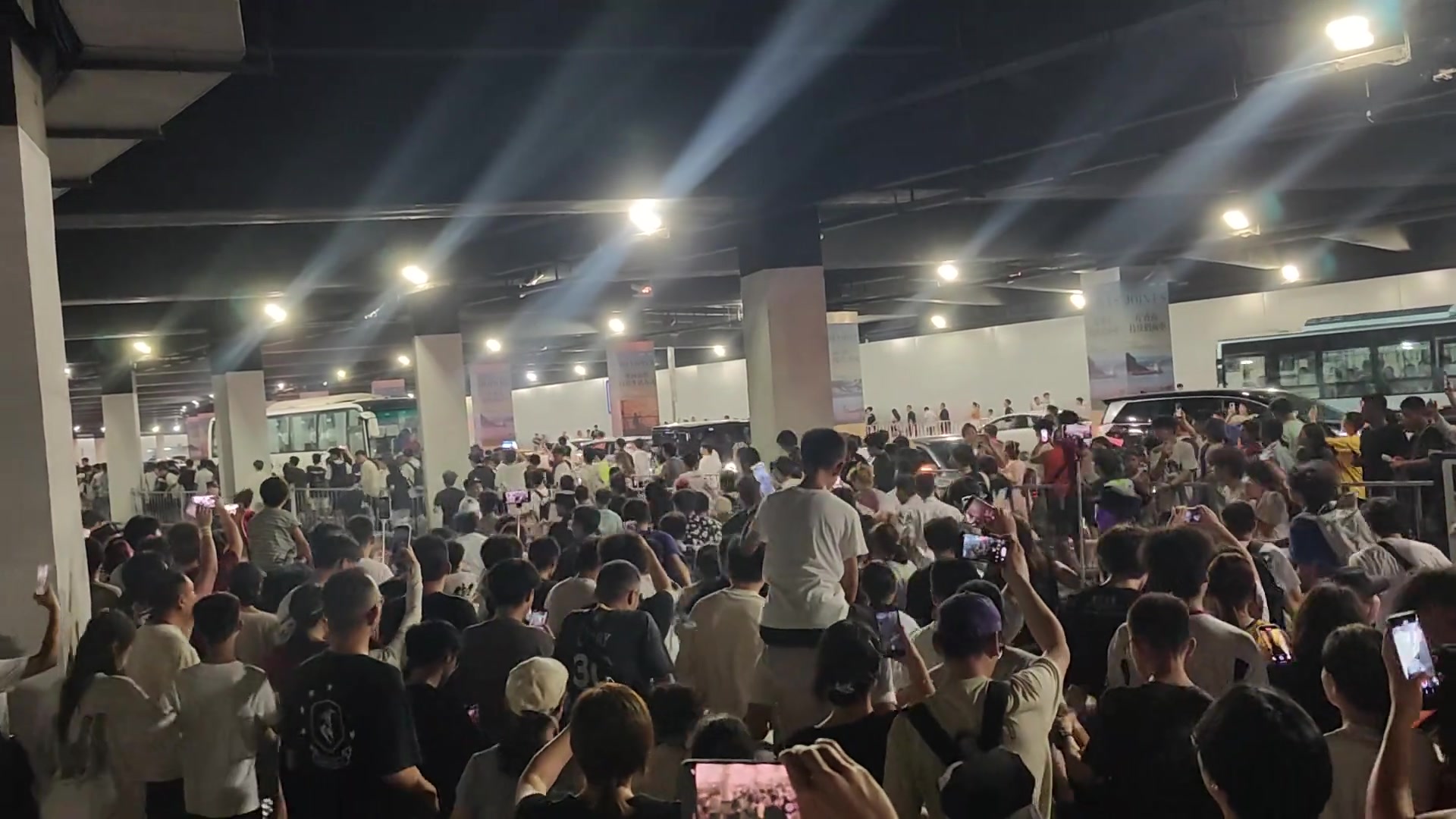 太疯狂了！大批库里球迷街头狂奔 这场面堪比过年啊