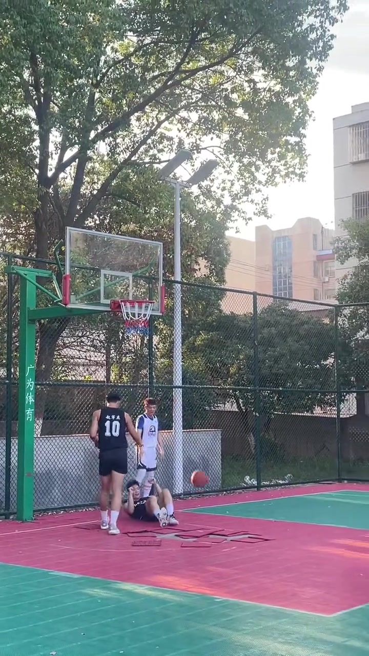 [球迷看点]吧友有没有打过这种地板的篮球场？这种场地感觉快攻