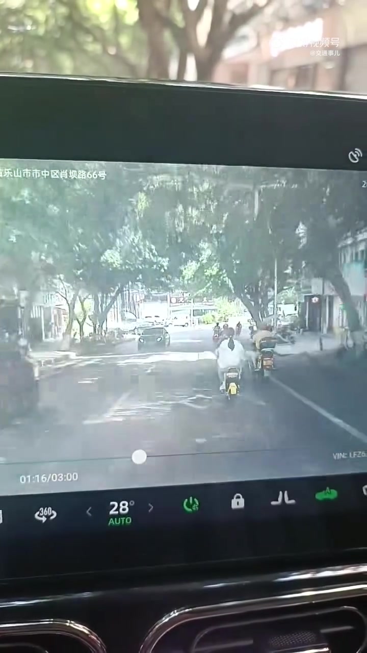 洒水过后路面湿滑，骑车经过最好降速减少超车