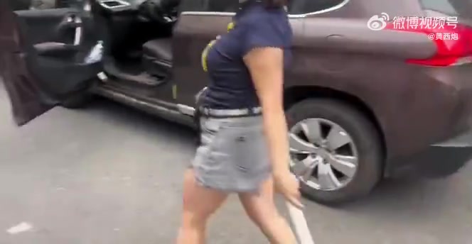 这谁家的媳妇，奔驰大G都敢砸这几锤下去可值钱了！