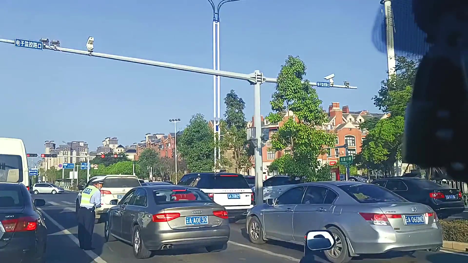 奥迪女车主穿高跟鞋开车，随后被交警逮住