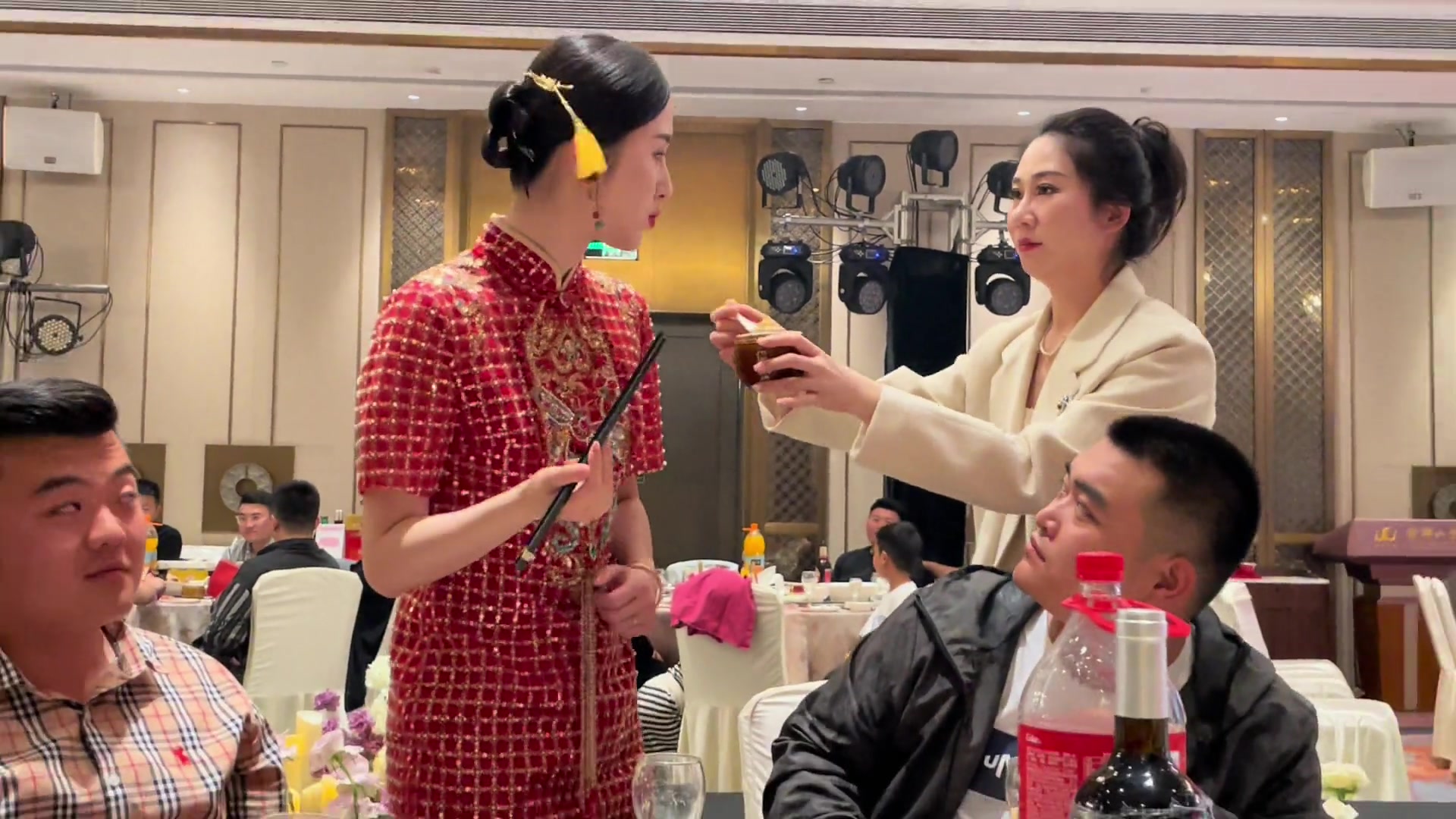 新娘子别吃啦，赶紧上来结婚！