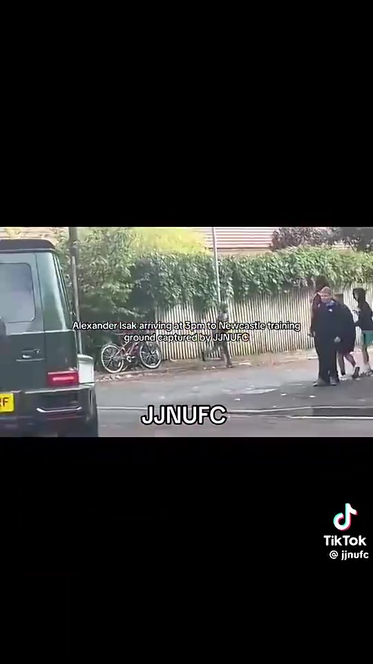 人人喊打！伊萨克开车被纽卡球迷追着骂：老鼠，滚出这里！
