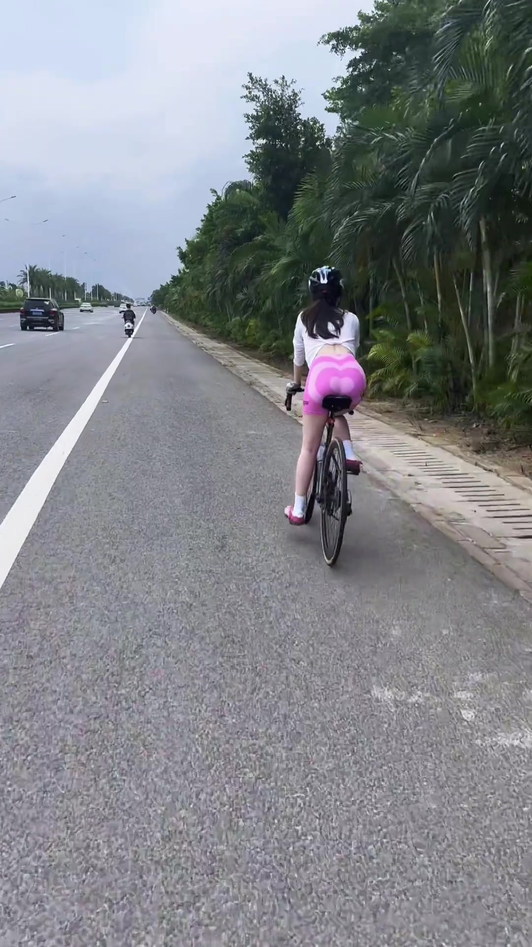 女骑手这骑行服看着让人晃眼啊