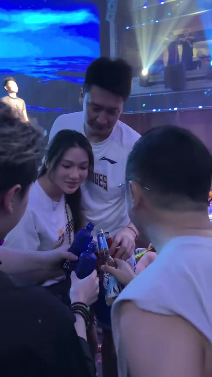 【推荐】是孙悦女友吗？被敬酒 孙悦和一女子拿起酒瓶一饮而尽