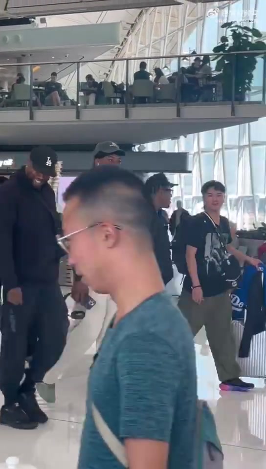 这就是东方神秘力量！小卡中国行抵达成都机场，笑得相当开心啊