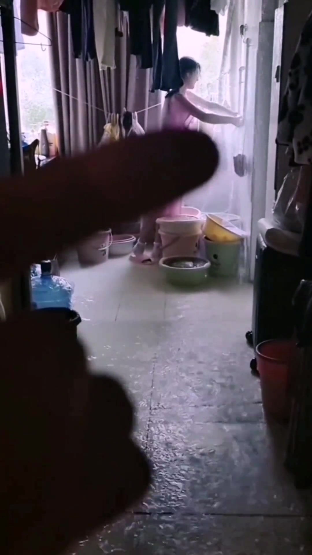 她这衣服，见不得水啊...变透明了