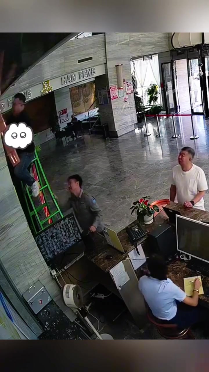带电操作还不戴防护装备，还好下面大哥反应快