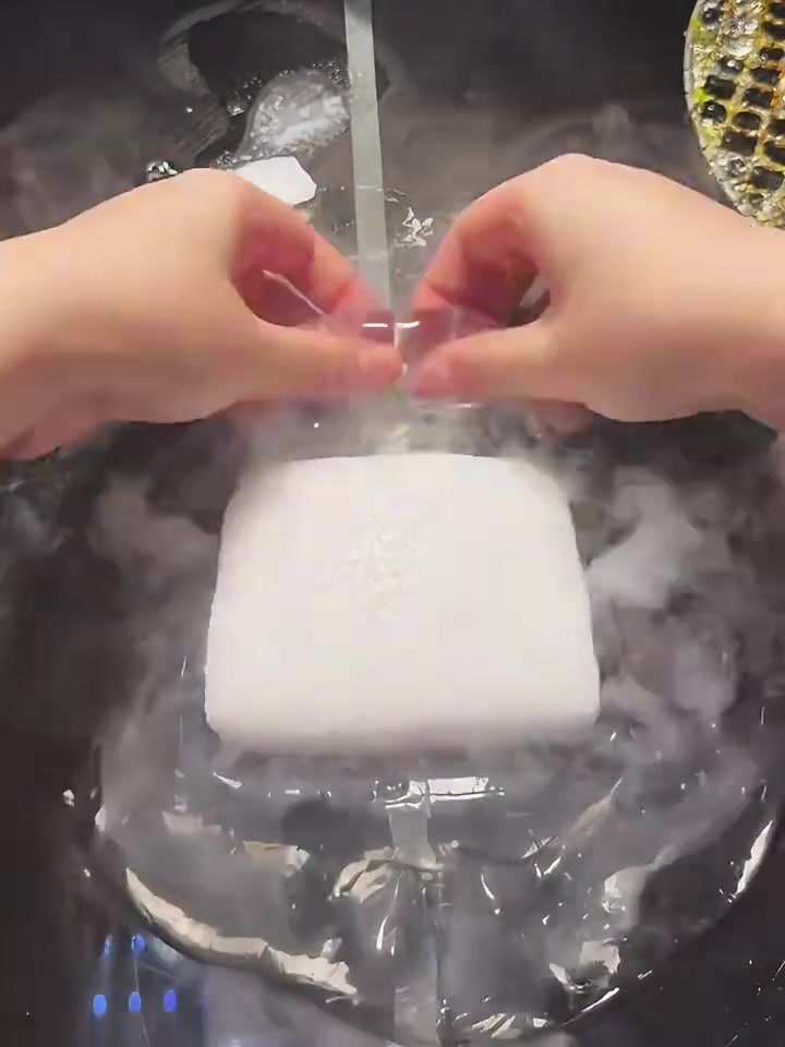 手握干冰玩干冰起泡胶，请勿模仿