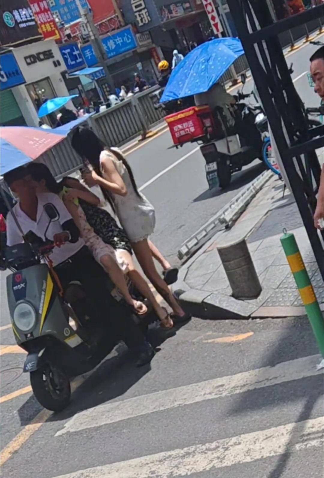 多时尚的电动车，能坐三个人，大爷笑得合不拢嘴！