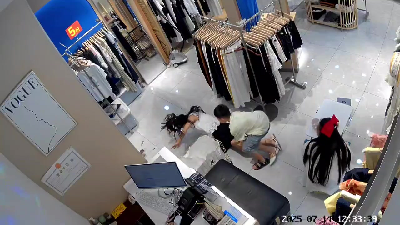 这一下摔得真不轻，感觉姐姐要去做个胸部CT了！