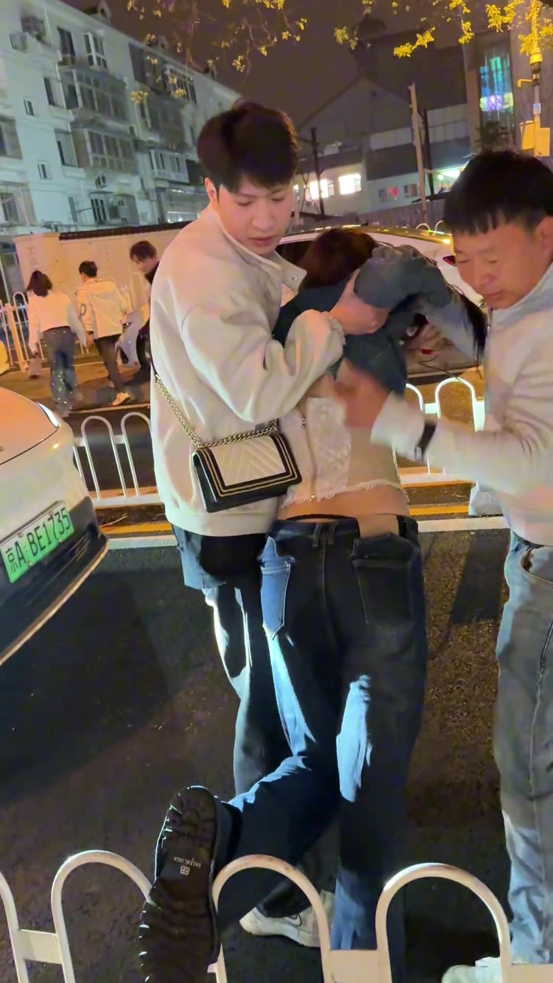 女朋友喝得真不少啊！还要网约车下来帮忙拖走！