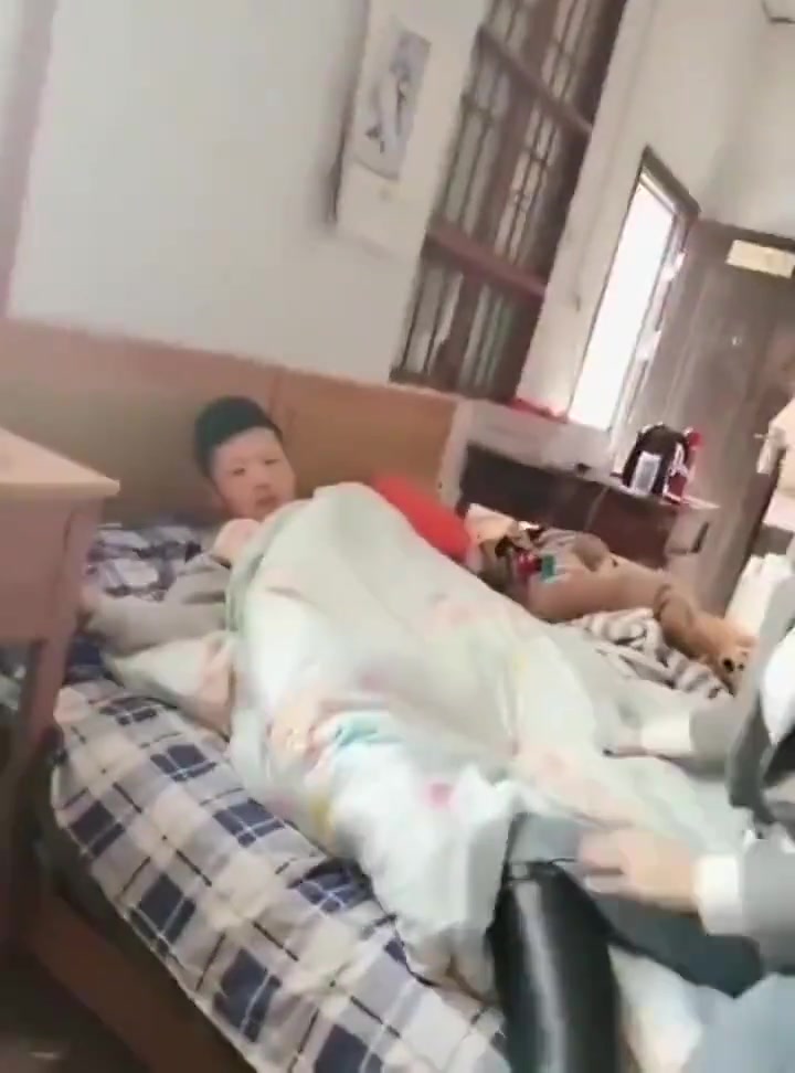 小伙：幸福来得太突然，但是要保持冷酷不能笑！