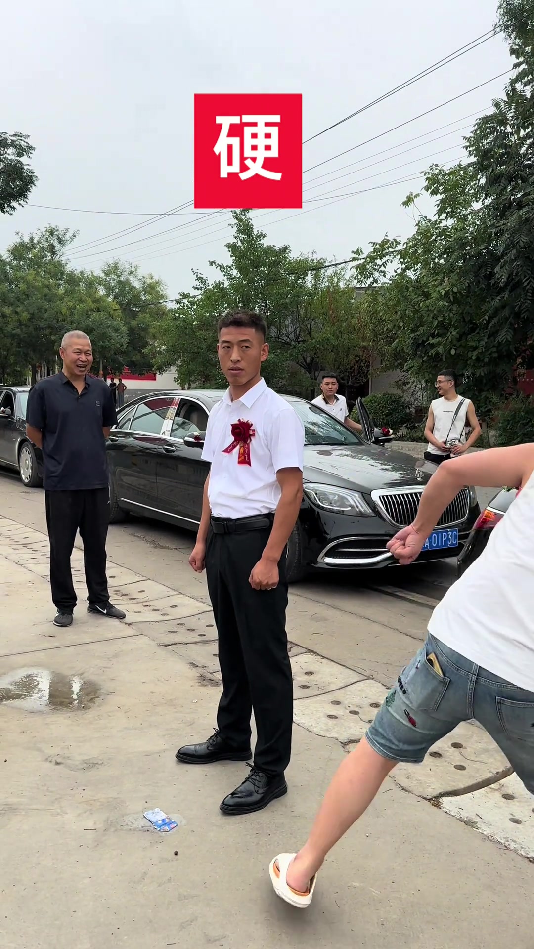 新娘子的眼神有多么心疼新郎