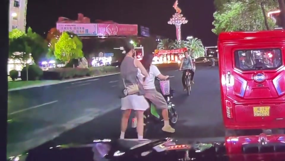 咸猪手！男子乘着女生转身偷摸其屁股！！！