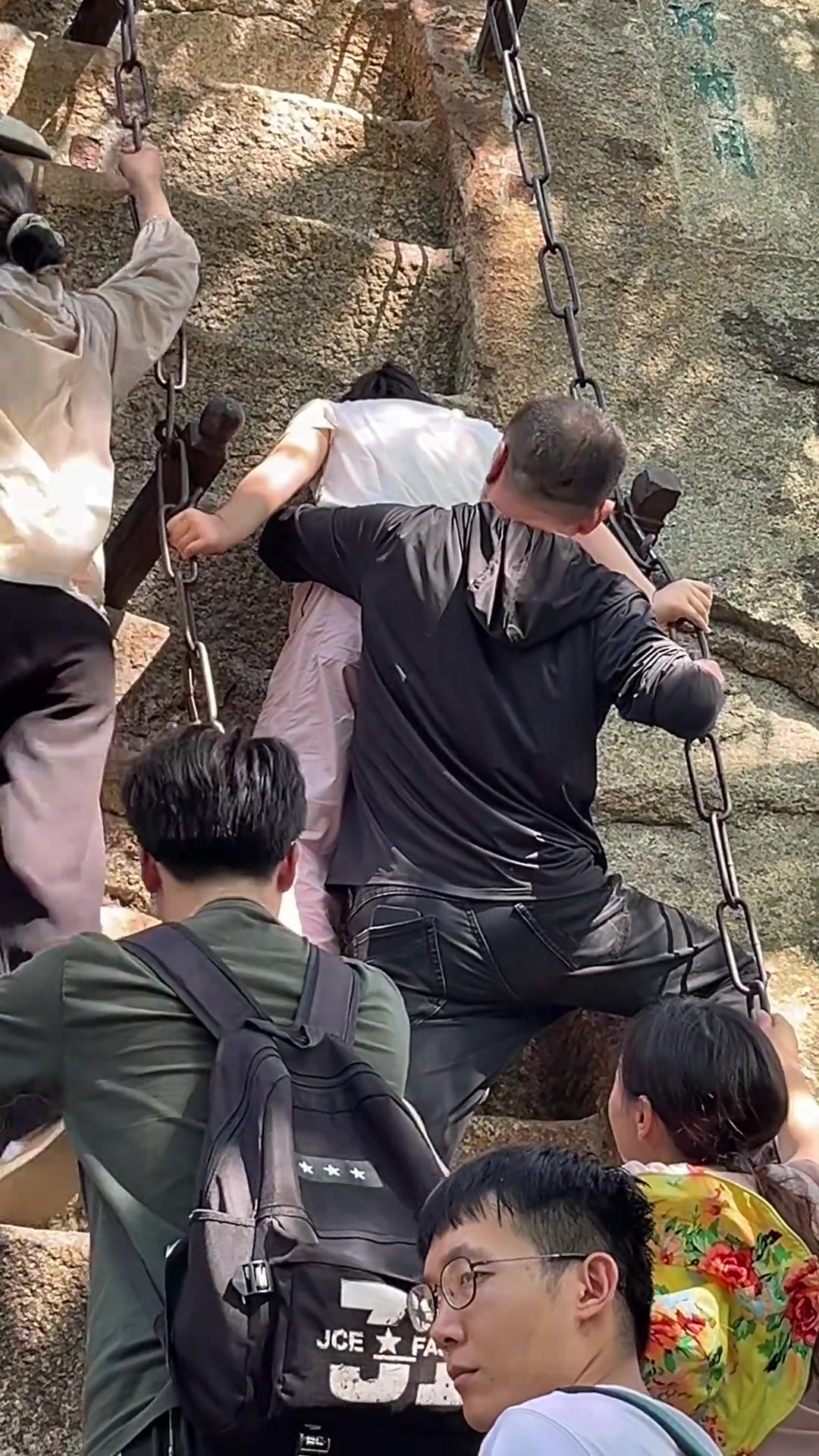 华山险到腿软，老爸却为女儿勇闯