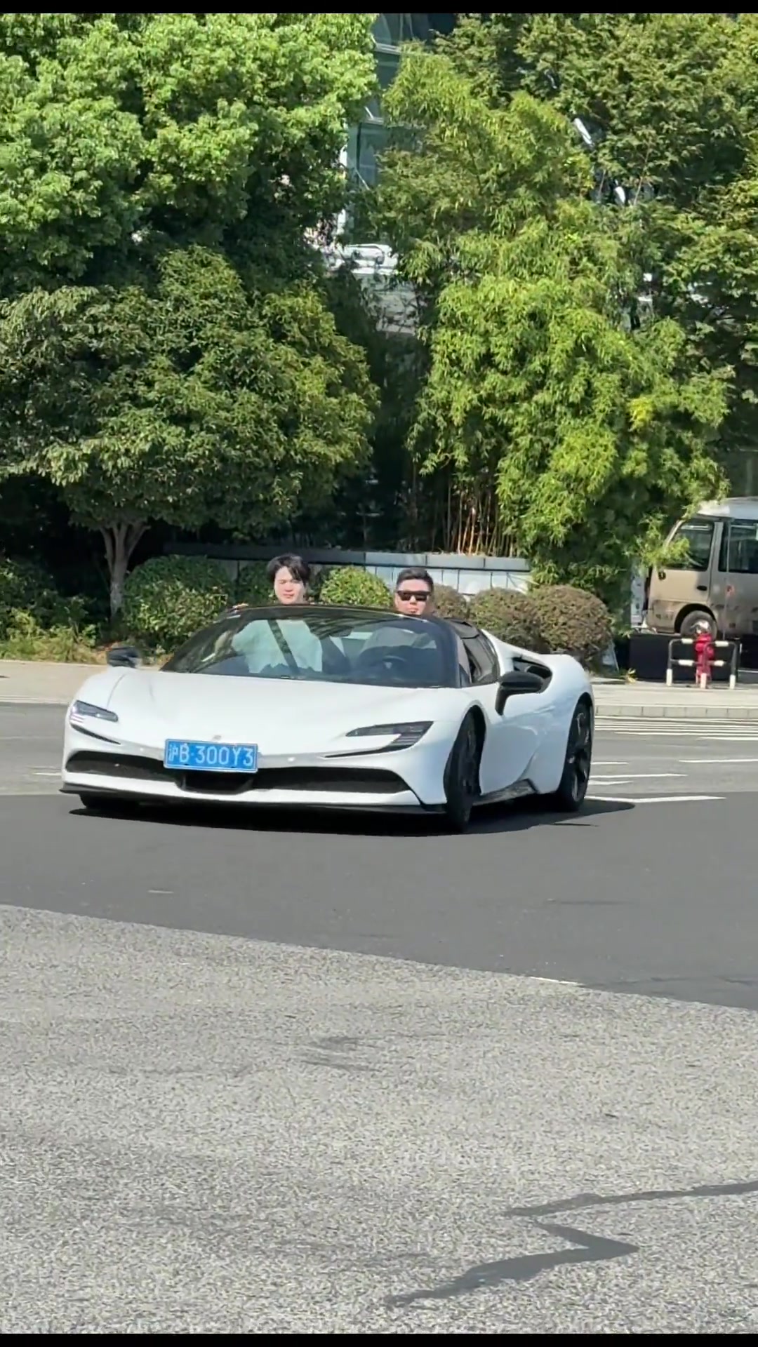 当你开敞篷车出门却忘记了自己的身高