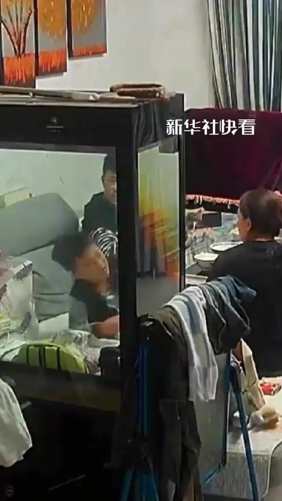 吃饭时弟弟对妈妈出言不逊,哥哥直接“出手”教育