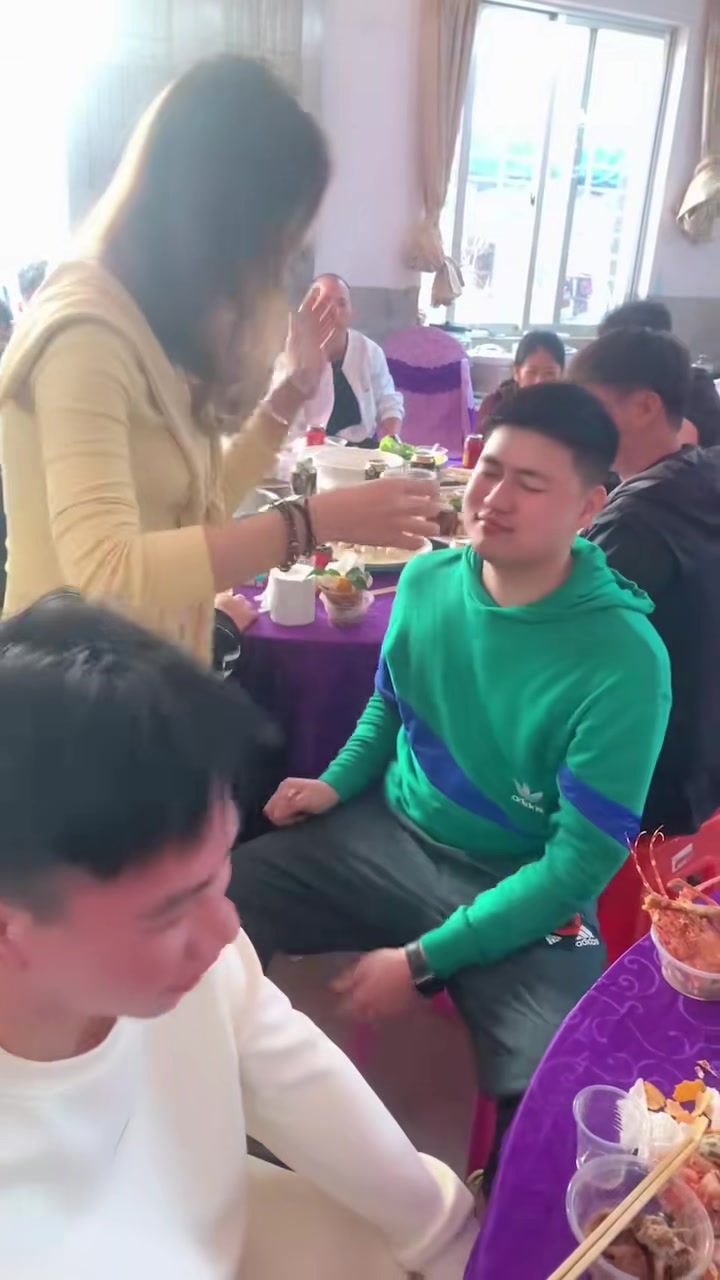她好像在说：来！大郎赶紧喝药了来...