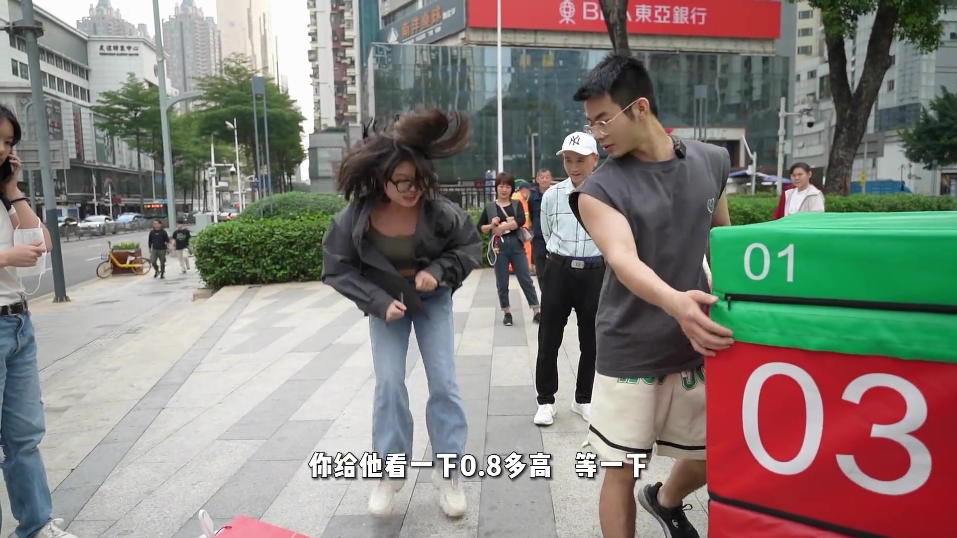 女生在街头挑战跳高0.8米成功就奖励100块