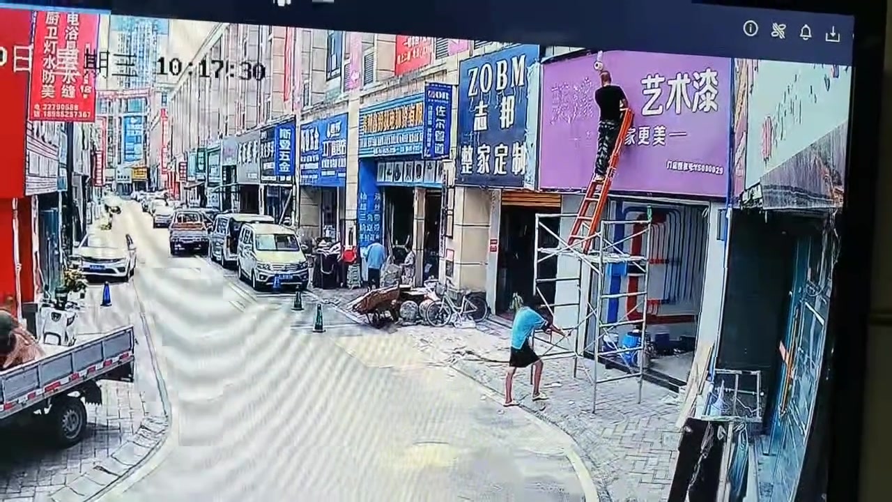 看着都疼，这龙门架是没安装到位吗