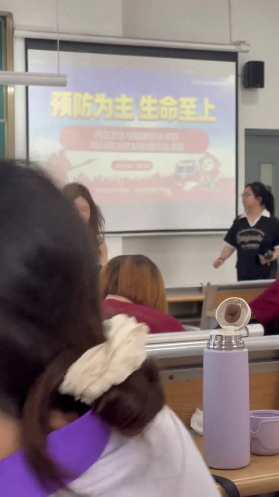 下课赶去约会她上课穿成这样也太卷了吧！