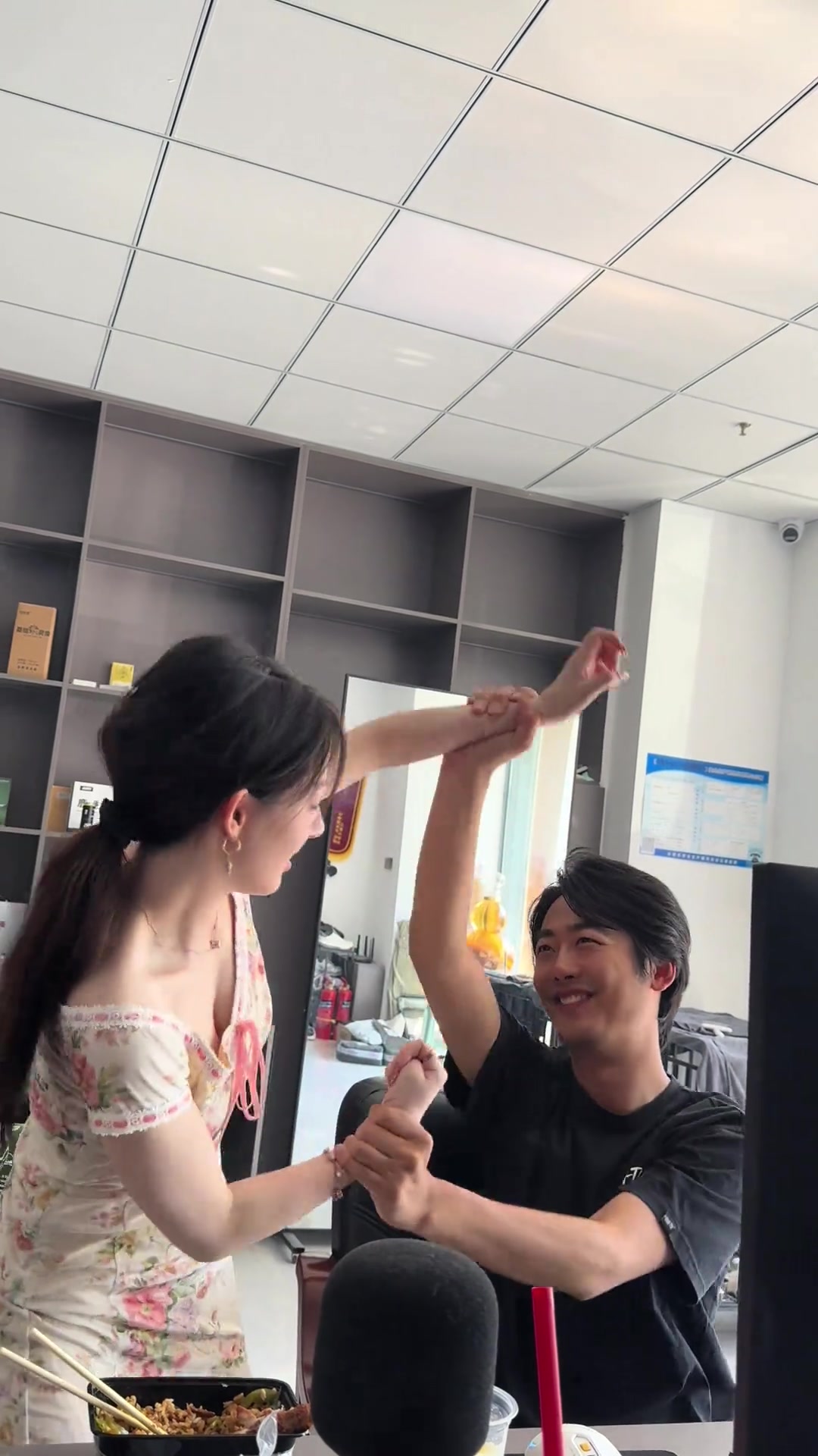 这就是经理和老婆在办公室的调情方式么给我看傻了！