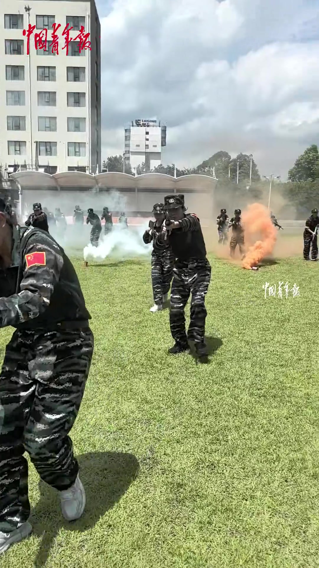 柳州高中生的军训太硬核，操场、树林都能成“战场”