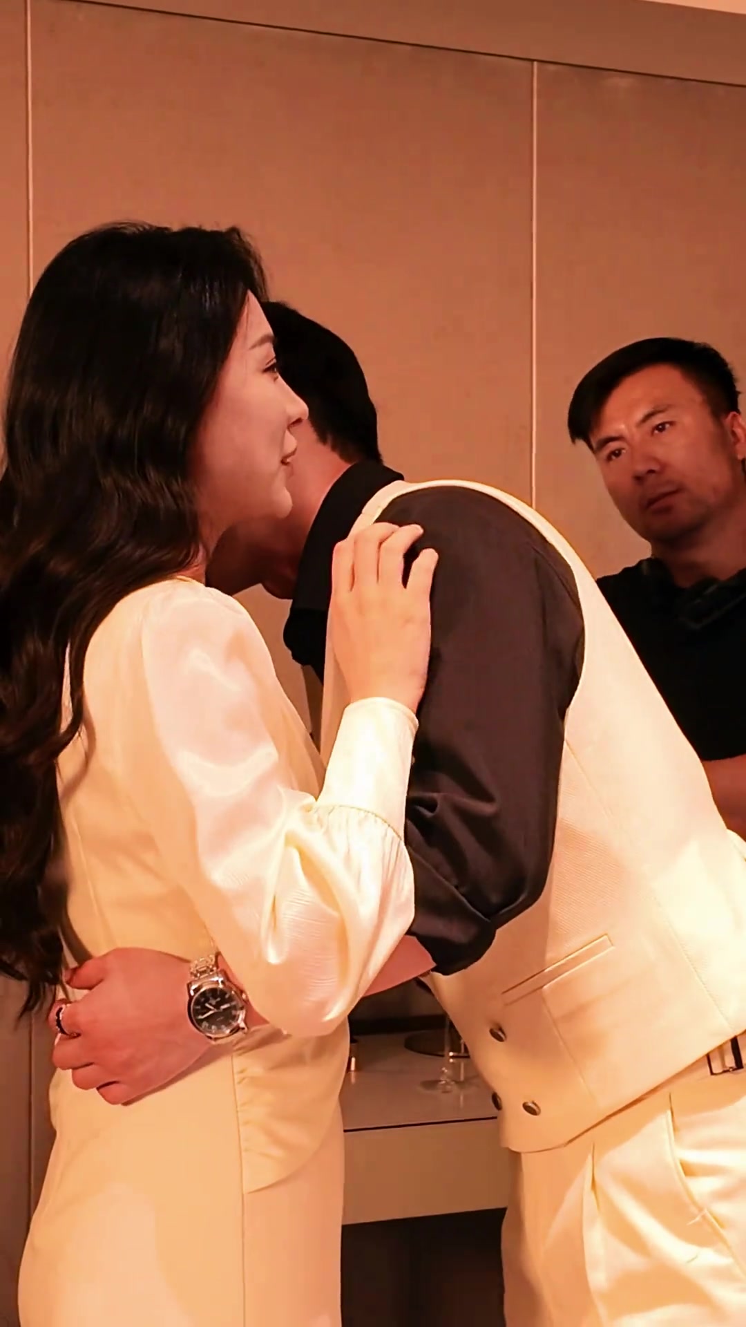 短剧男女演员拍吻戏之前要反复练习，会不会尴尬