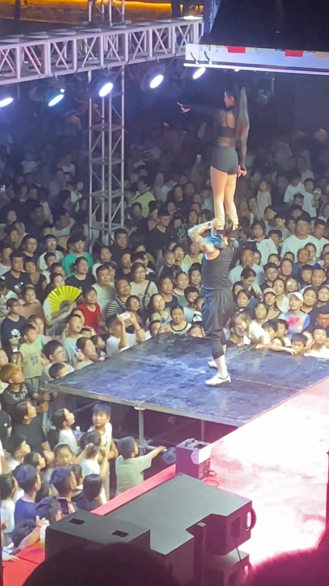 本以为她就是站上去，没想到还要扭来扭去的，厉害！