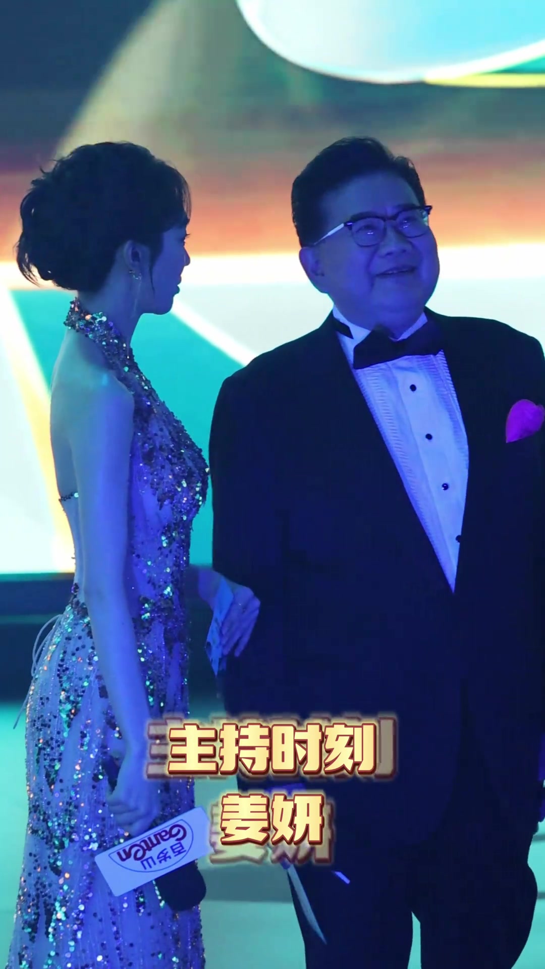 女主持耳朵凑过来，跟她说个秘密“我吃过带屎的大肠！”