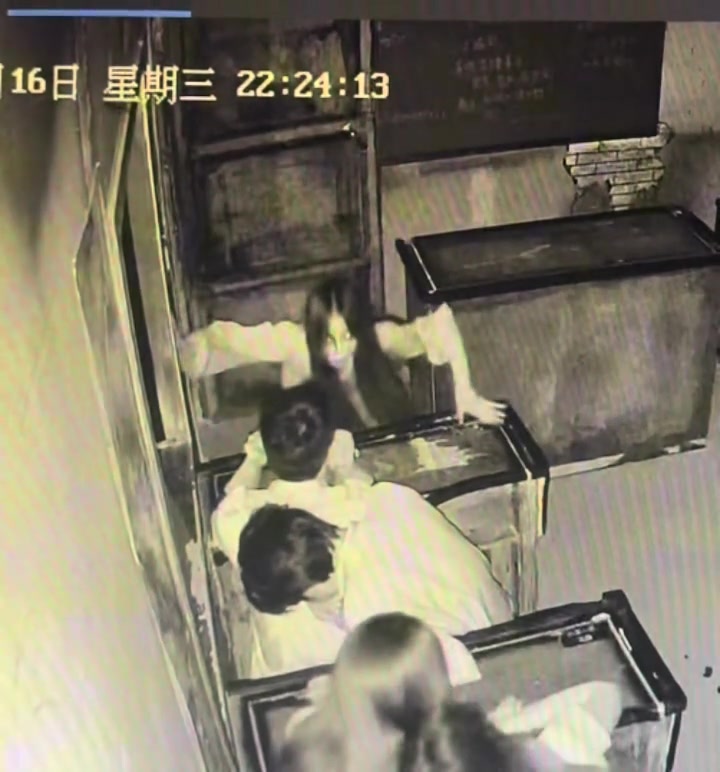 风韵犹存！密室这个女NPC非但不可怕，还想和她接吻！