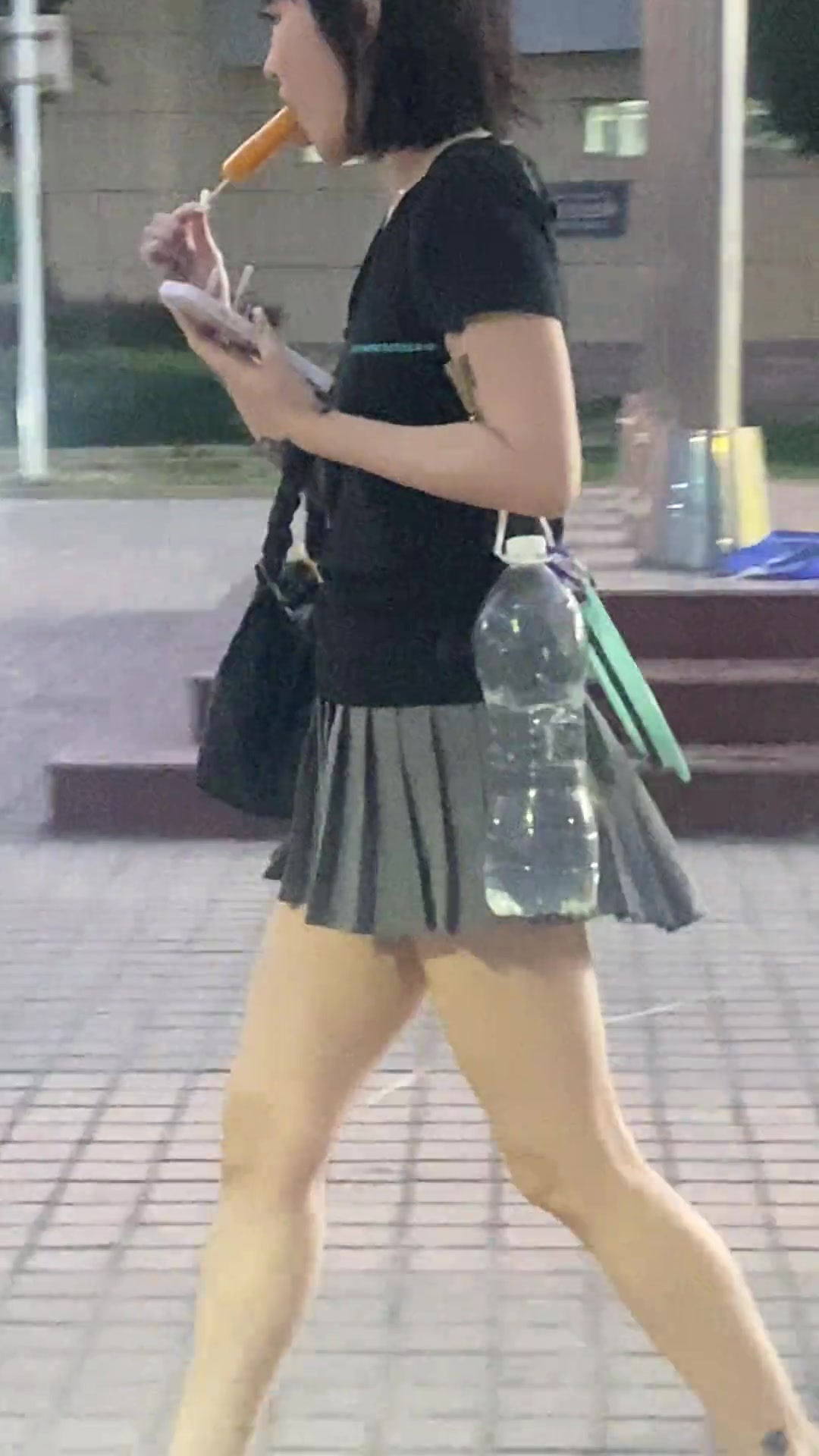 基本扎根摄影！帮兄弟拍三节棍真本事，镜头转移到美女！