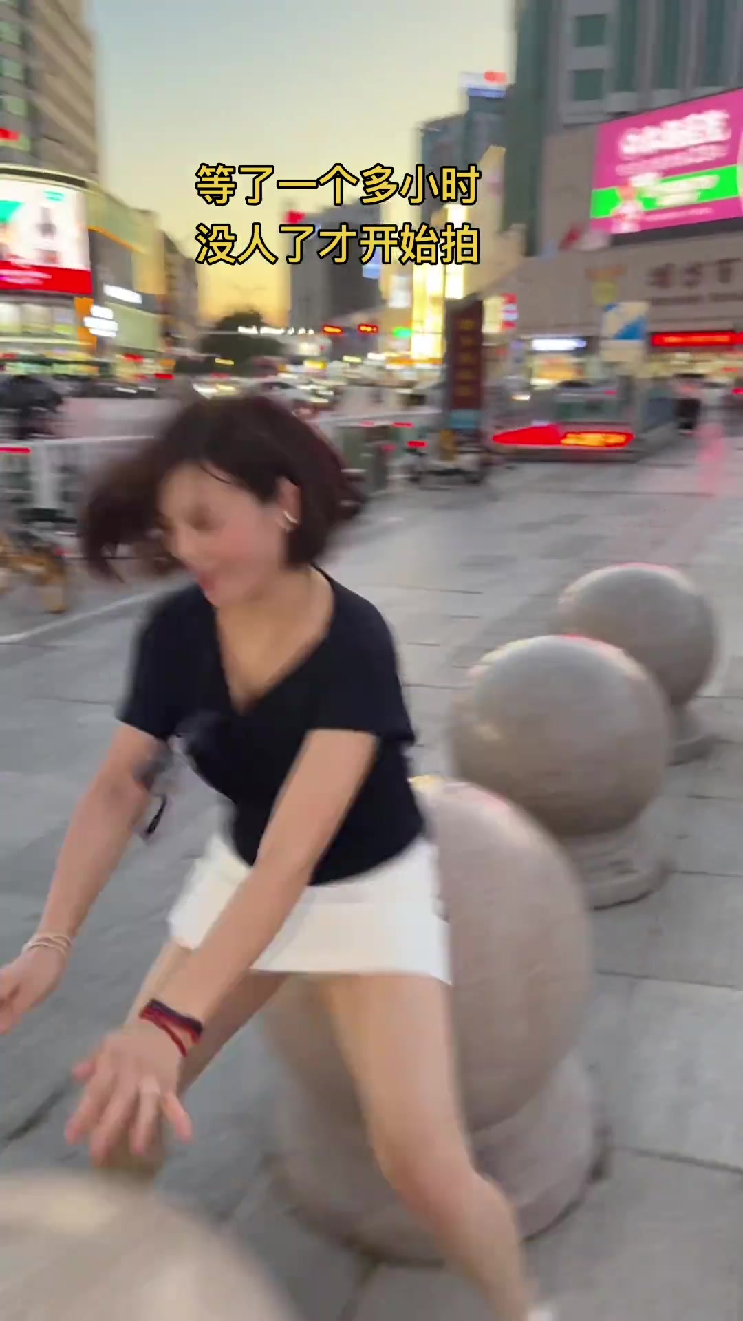 她等了一个多小时，没人了才开始拍...