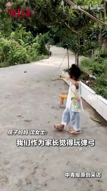 5岁女孩受爸爸熏陶爱上打弹弓，练习一个月就命中率超高