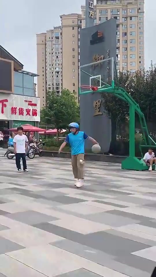 我說我的餐怎么還沒送來，原來外賣小哥跑去打球了