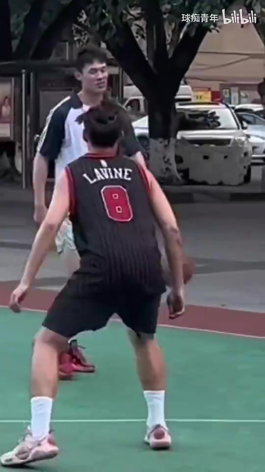 不是，這些真的是高中生？？？一言不合就暴扣??！