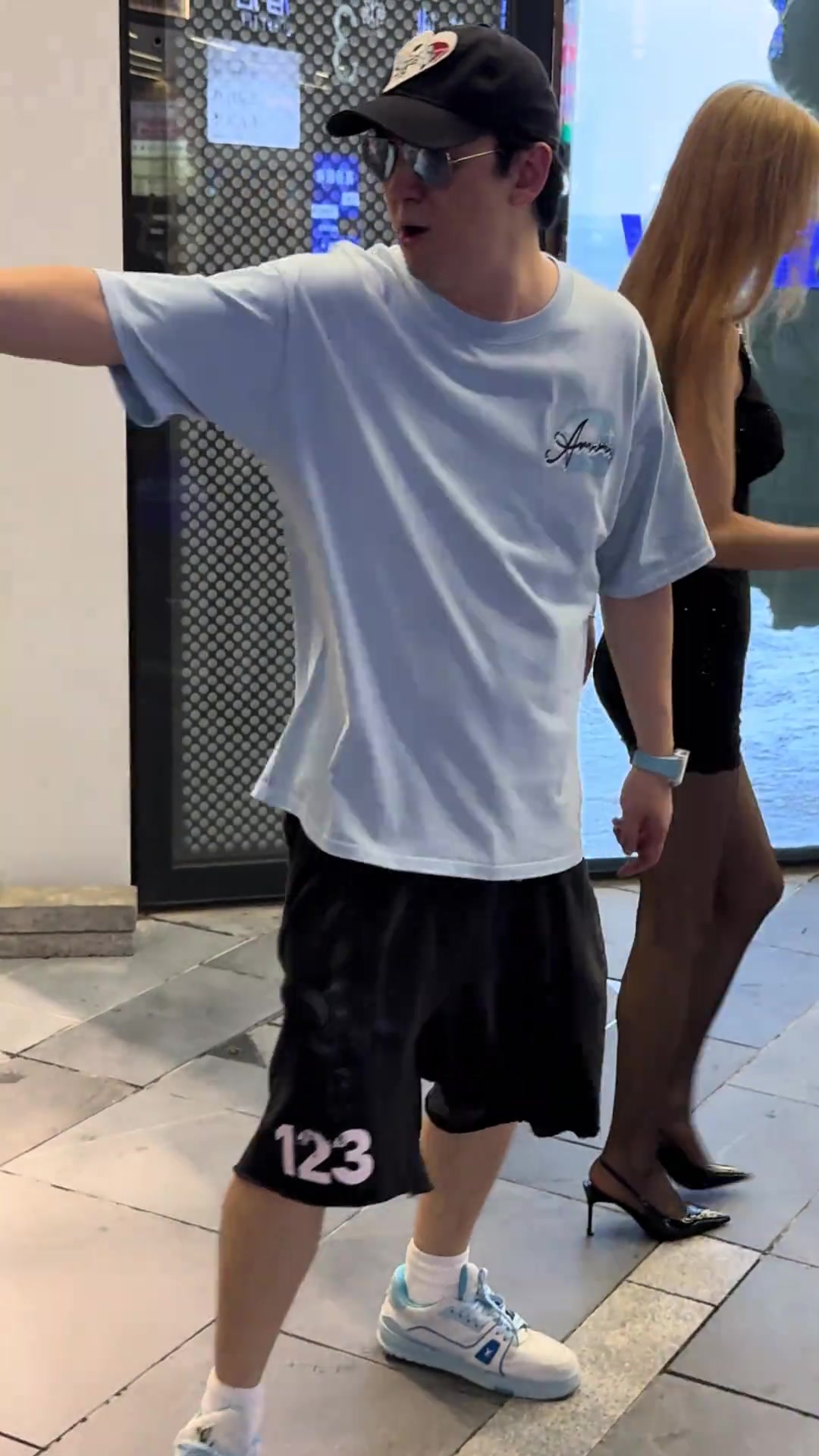 他不会真把自己当王思聪了吧