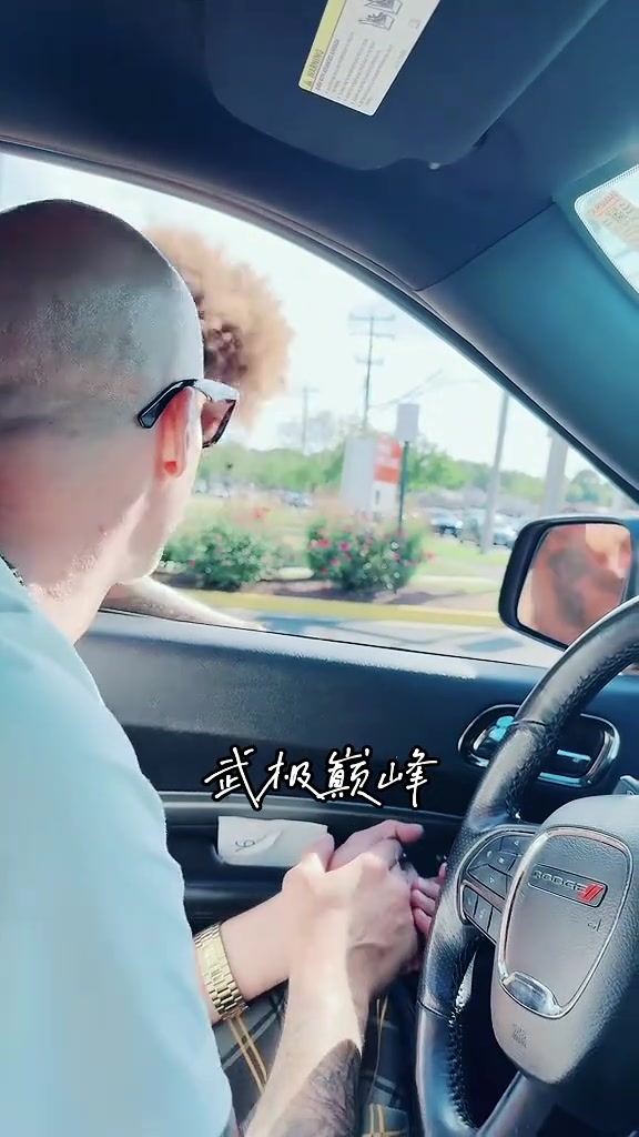 曾經的NCAA全美一陣韋斯特向等候紅燈的路人乞討～