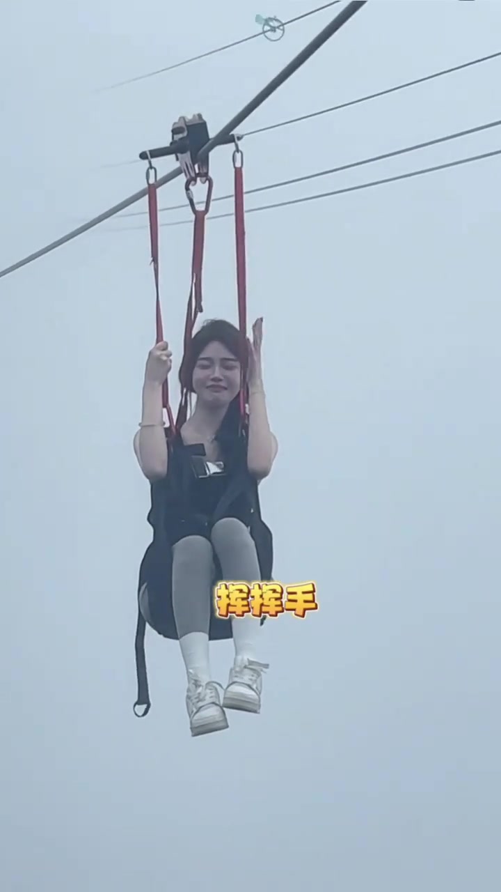上菜了！这小姐姐挂在上面像一只待宰的羔羊！
