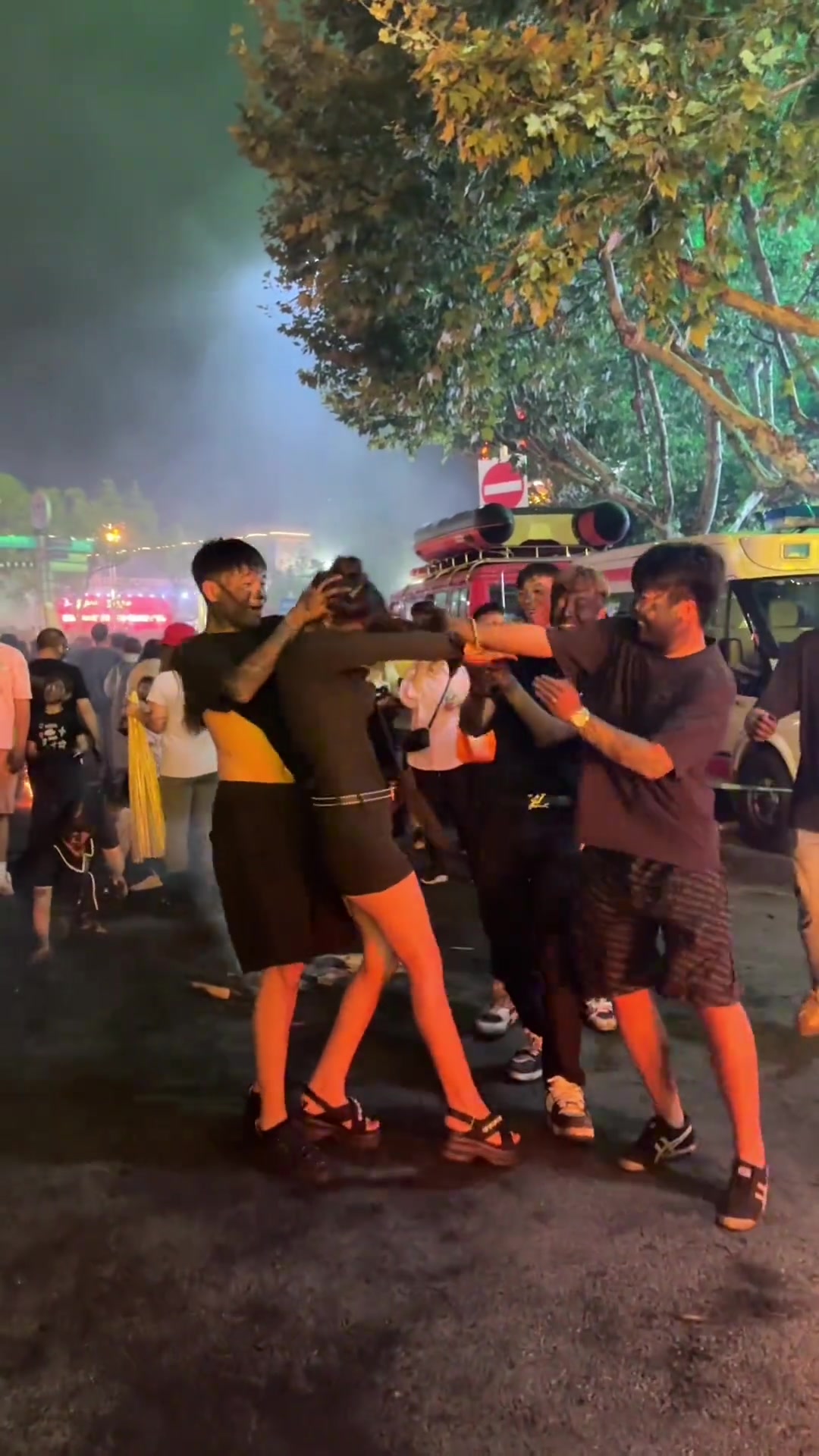 她这个就叫双拳难敌八手啊！！