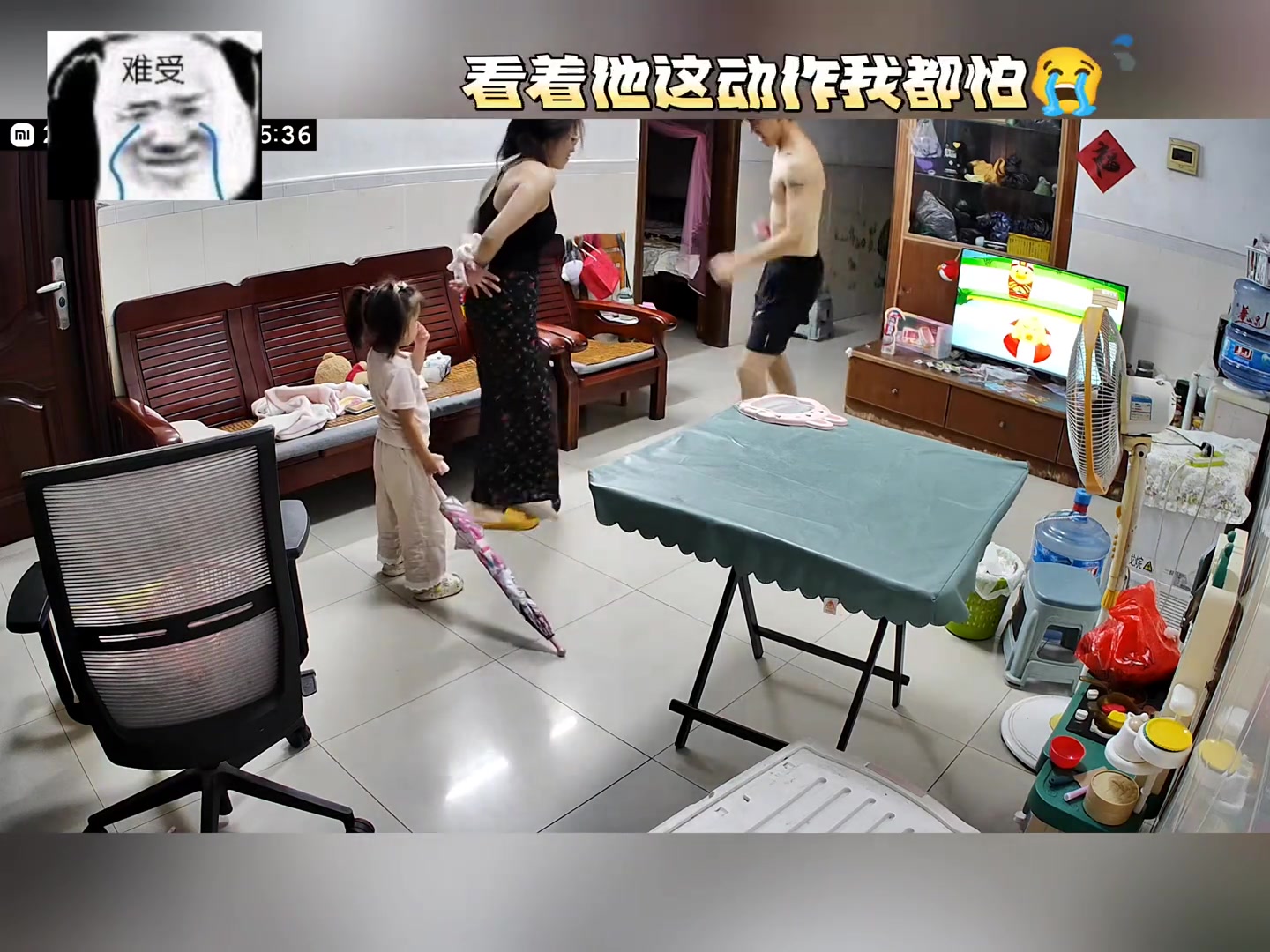 夫妻俩家里玩花的把老婆双手捆绑起来是什么意思！
