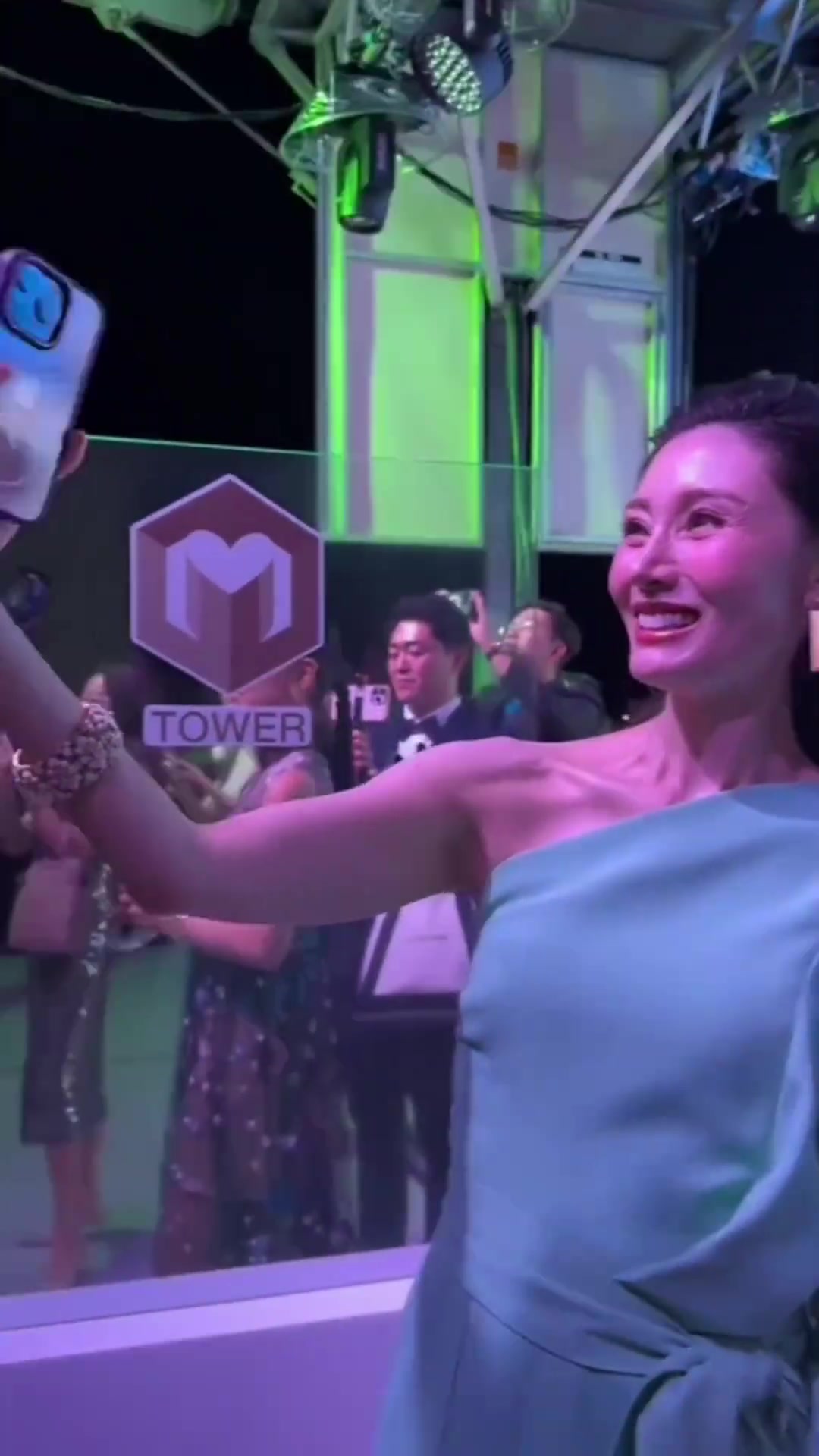 李嘉欣现身刘德华演唱会，不愧是富豪太太公认的情敌