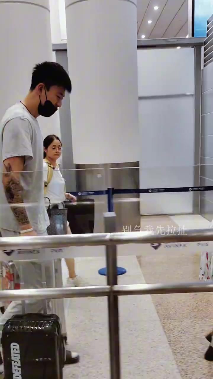 来了！张镇麟落地上海浦东，一出机场就开始忙着各种签名了
