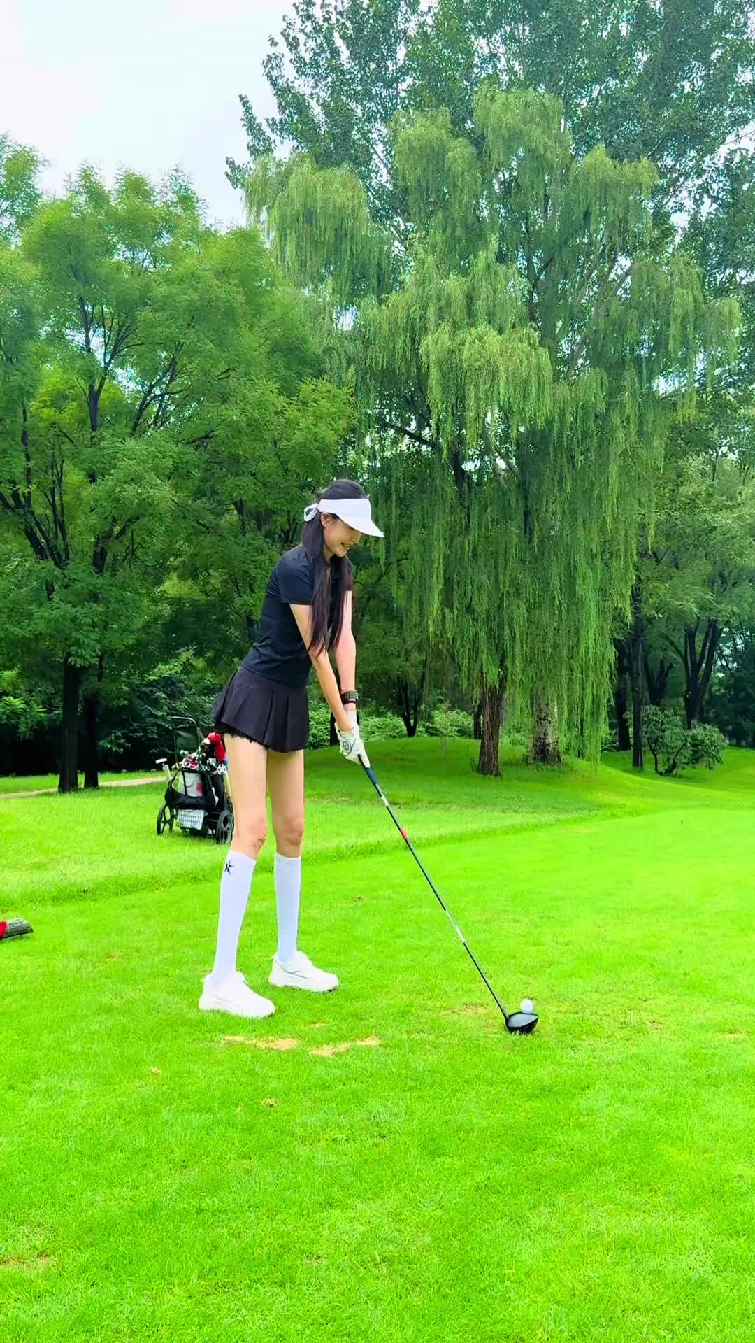 这大长腿啊！前女篮国手许诺晒打高尔夫视频：什么球都能打