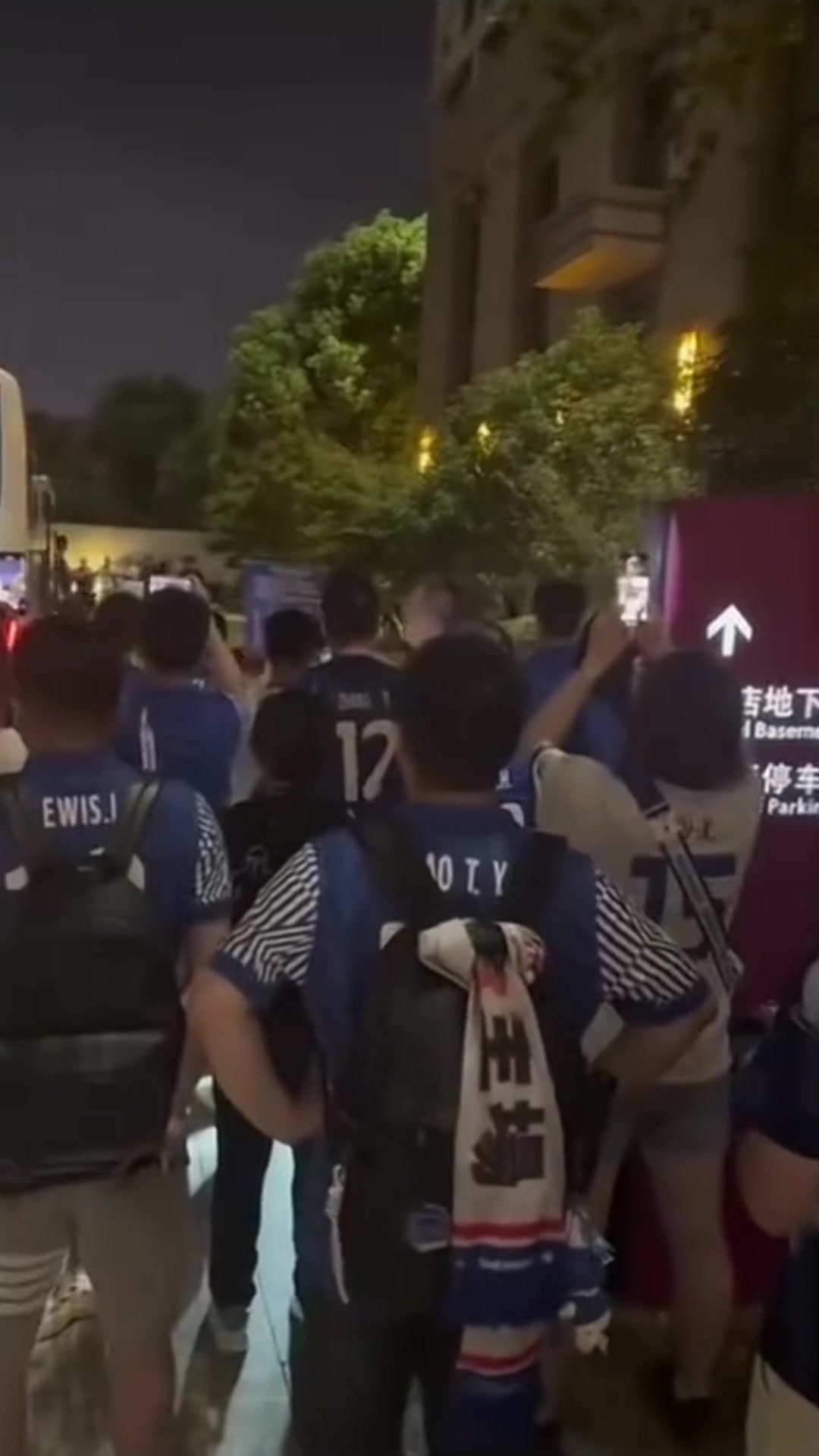 [球迷看点]要不要脸？解散！输给三镇后，申花球迷追到酒店门口骂球员