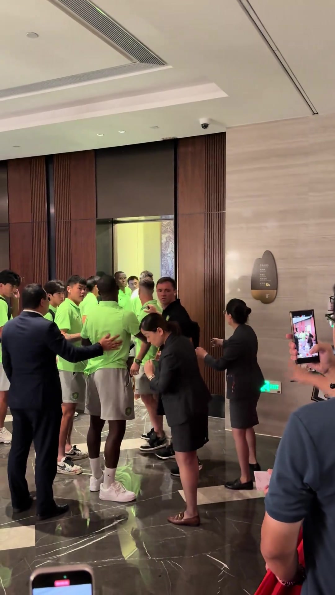 實拍：國安眾將與球迷在酒店對峙，王剛情緒激動險沖出電梯理論