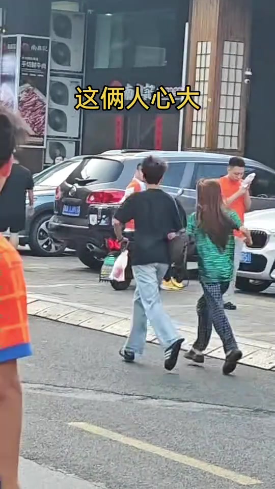 水火不容啊！眼看泰山球迷情緒起來了，國安小伙帶著女伴迅速離場