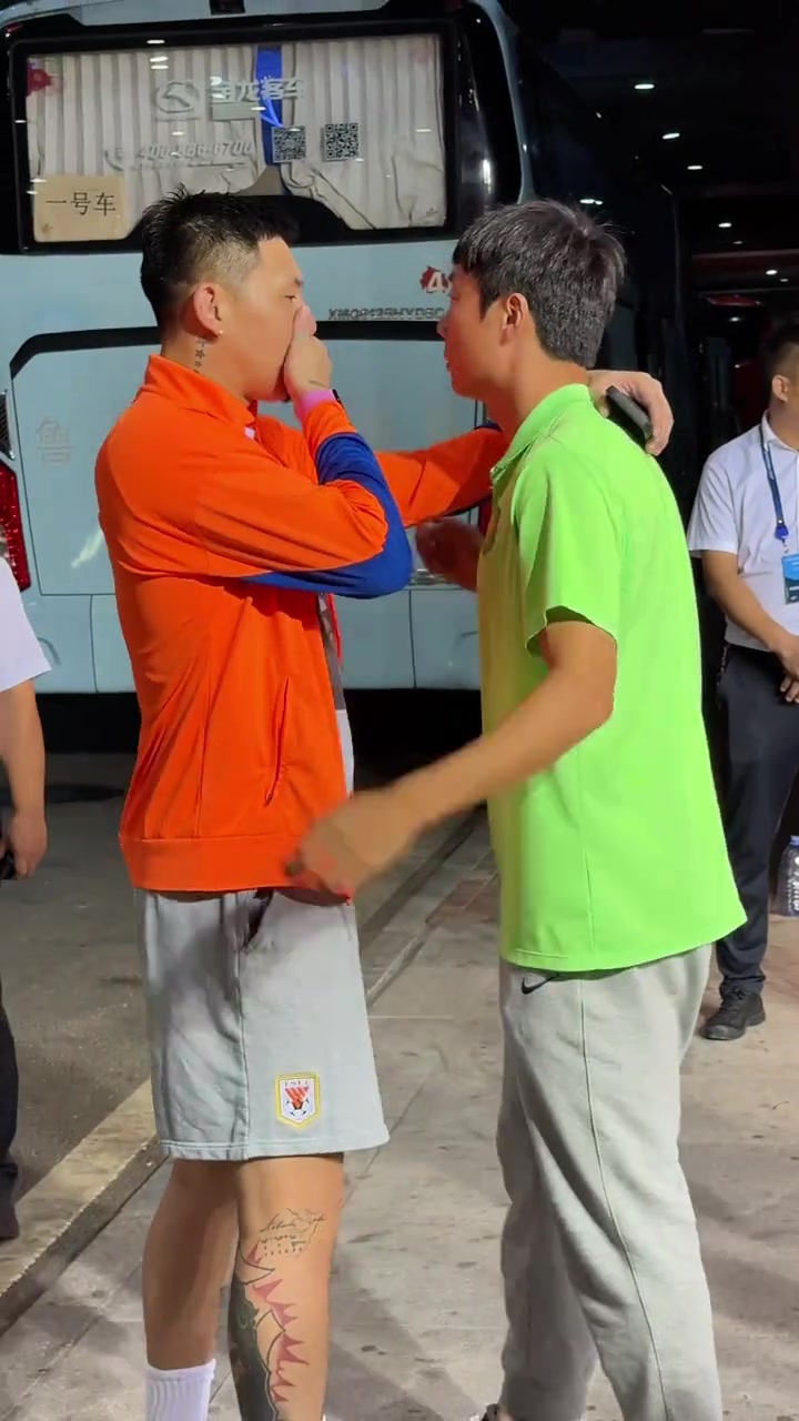 場下是兄弟！實拍：泰山血洗國安賽后，王大雷安慰李磊