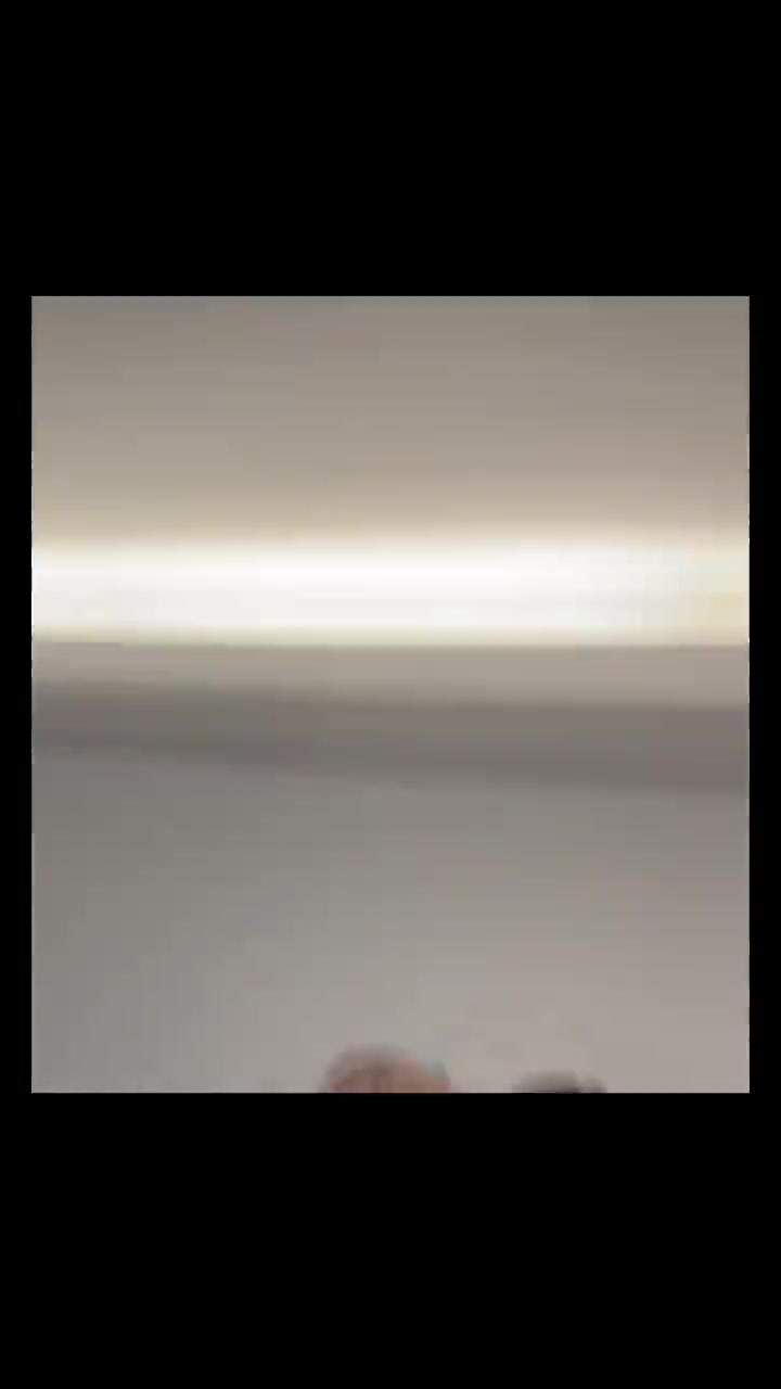 小姐姐一天不知道被这个光头佬抱起来几次！